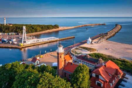 Faro en Ustka junto al mar Báltico al amanecer, Polonia.