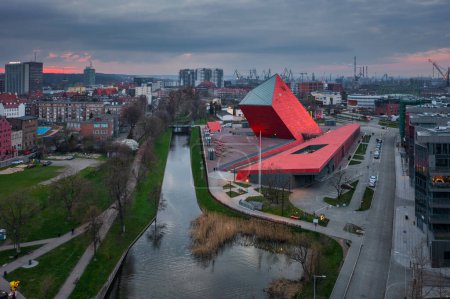 Foto de Gdansk, Polonia - 14 de abril de 2023: Museo de la Segunda Guerra Mundial en Gdansk, Polonia. La exposición principal del Museo cubre una superficie de 5.000 metros cuadrados. - Imagen libre de derechos
