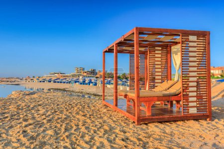 Téléchargez les photos : Marsa Alam, Égypte - 10 mai 2023 : Belle plage de l'Akassia Swiss Resort au bord de la mer Rouge à Marsa Alam, Égypte. - en image libre de droit