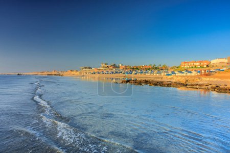 Foto de Marsa Alam, Egipto - 10 de mayo de 2023: Hermosa zona de playa del Akassia Swiss Resort junto al Mar Rojo en Marsa Alam, Egipto. - Imagen libre de derechos