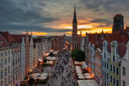 Foto de Gdansk, Polonia - 6 de agosto de 2023: Ocupada calle del casco antiguo de Gdansk con turistas al atardecer, Polonia. - Imagen libre de derechos