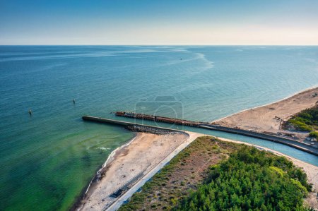 Téléchargez les photos : Beau paysage de la plage d'été à la mer Baltique à Rowy, Pologne. - en image libre de droit