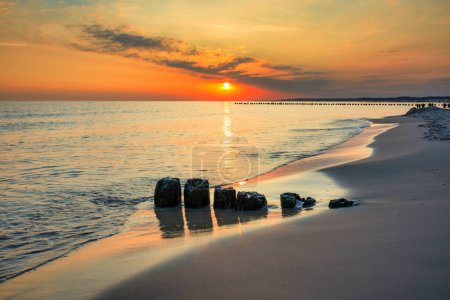 Téléchargez les photos : Beau lever de soleil sur la plage d'été à la mer Baltique à Ustka, Pologne. - en image libre de droit