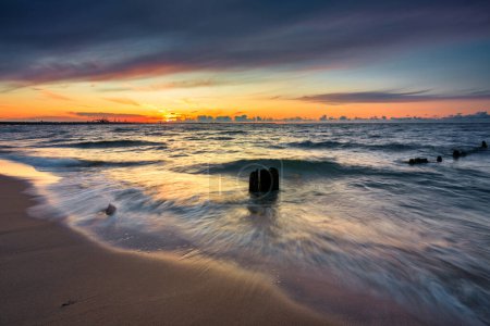 Téléchargez les photos : Coucher de soleil incroyable sur la plage de la mer Baltique à Gdansk, Pologne - en image libre de droit