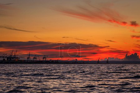 Foto de Increíble puesta de sol en la playa en el Mar Báltico en Gdansk, Polonia - Imagen libre de derechos