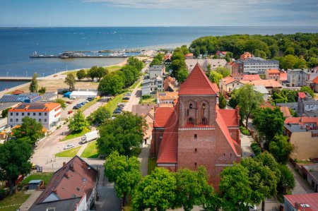 Téléchargez les photos : Architecture de la ville de Puck avec port de plaisance sur la baie en été, Pologne - en image libre de droit