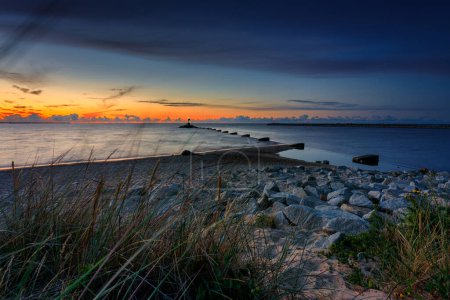 Téléchargez les photos : Coucher de soleil incroyable sur la plage de la mer Baltique à Gdansk, Pologne - en image libre de droit