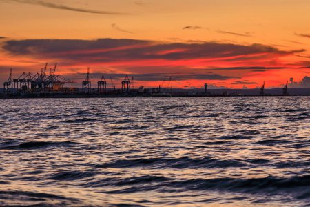 Foto de Increíble puesta de sol en la playa en el Mar Báltico en Gdansk, Polonia - Imagen libre de derechos