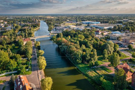 Foto de Escenario de verano del río Elblag a la luz del sol poniente. Polonia - Imagen libre de derechos