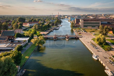 Foto de Escenario de verano del río Elblag a la luz del sol poniente. Polonia - Imagen libre de derechos
