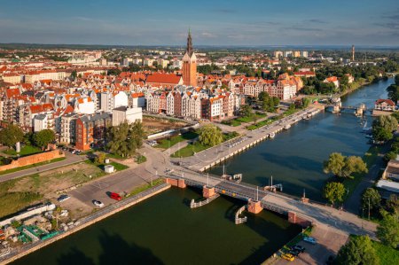 Foto de Escenario de verano de la ciudad de Elblag a la luz del sol poniente. Polonia - Imagen libre de derechos