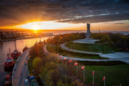 Foto de Gdansk, Polonia - 3 de mayo de 2022: El Monumento a los Defensores de la Costa en la Península de Westereplatte al atardecer, Gdansk. Polonia - Imagen libre de derechos