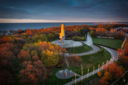 Téléchargez les photos : Gdansk, Pologne - 3 mai 2022 : Monument aux défenseurs de la côte sur la péninsule de Westereplatte au coucher du soleil, Gdansk. Pologne - en image libre de droit