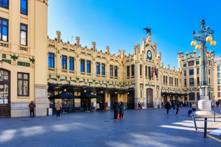 Téléchargez les photos : Valence, Espagne - 21 janvier 2023 : Gare principale dans la vieille ville de Valence au soleil, Espagne. - en image libre de droit