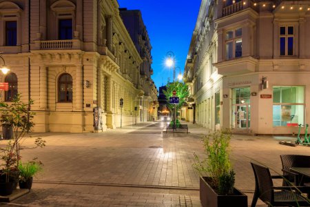Téléchargez les photos : Lodz, Pologne - 24 août 2023 : Belle architecture de la rue Piotrkowska dans la ville de Lodz à l'aube, l'une des voies commerciales les plus longues d'Europe, avec une longueur d'environ 4,2 km. Pologne - en image libre de droit