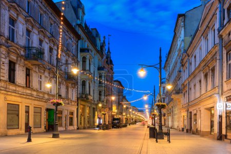 Téléchargez les photos : Lodz, Pologne - 24 août 2023 : Belle architecture de la rue Piotrkowska dans la ville de Lodz à l'aube, l'une des voies commerciales les plus longues d'Europe, avec une longueur d'environ 4,2 km. Pologne - en image libre de droit