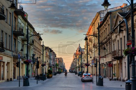 Téléchargez les photos : Lodz, Pologne - 24 août 2023 : Belle architecture de la rue Piotrkowska dans la ville de Lodz, l'une des voies commerciales les plus longues d'Europe, avec une longueur d'environ 4,2 km. Pologne - en image libre de droit