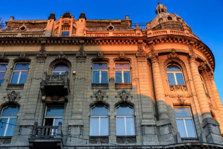 Téléchargez les photos : Belle architecture de la rue Piotrkowska dans la ville de Lodz au lever du soleil. Pologne - en image libre de droit