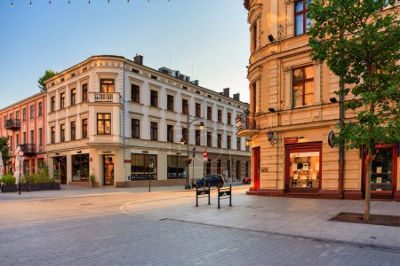 Téléchargez les photos : Lodz, Pologne - 24 août 2023 : Belle architecture de la rue Piotrkowska dans la ville de Lodz, l'une des voies commerciales les plus longues d'Europe, avec une longueur d'environ 4,2 km. Pologne - en image libre de droit