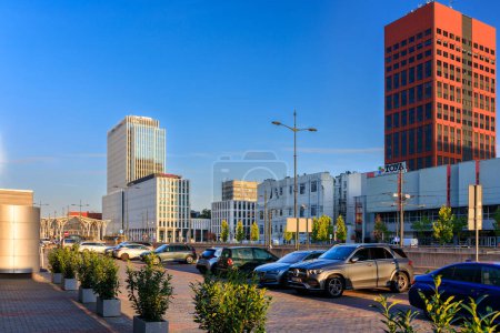 Téléchargez les photos : Lodz, Pologne - 24 août 2023 : Architecture du centre-ville de Lodz avec des véhicules circulant dans la ville en été. Pologne - en image libre de droit