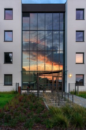 Téléchargez les photos : Skyline de Gdansk avec appartements nouvellement construits au coucher du soleil, Pologne. - en image libre de droit