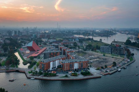 Foto de La ciudad principal de Gdansk junto al río Motlawa al atardecer, Polonia. - Imagen libre de derechos