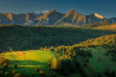 Foto de Los Tatras Belianske en los primeros rayos del sol naciente, Eslovaquia. - Imagen libre de derechos
