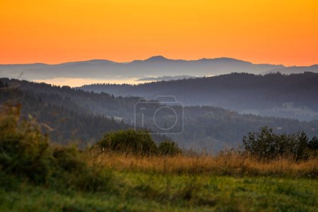 Téléchargez les photos : Montagnes Pieniny dans les premiers rayons du soleil levant, Slovaquie. - en image libre de droit