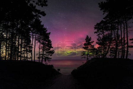 Foto de Luces del Norte atrapadas entrando en la playa del Mar Báltico en Sztutowo, Polonia - Imagen libre de derechos