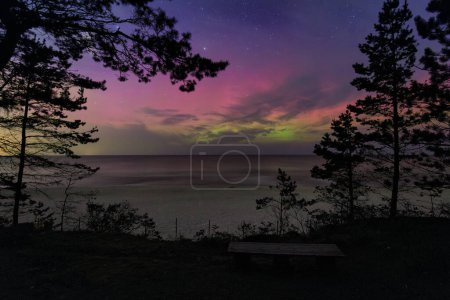 Foto de Las auroras boreales visibles en la playa en el mar Báltico en Sztutowo, Polonia. - Imagen libre de derechos