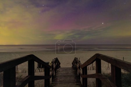 Foto de Las auroras boreales visibles en la playa en el mar Báltico en Sztutowo, Polonia. - Imagen libre de derechos