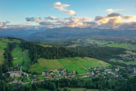 Téléchargez les photos : Beau panorama sur les montagnes Tatra au coucher du soleil, Gorny Gliczarow. Pologne - en image libre de droit