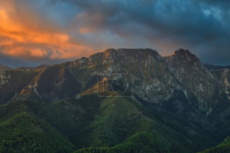 Foto de El Caballero Durmiente en los primeros rayos del sol naciente, Giewont. Montañas Tatra - Imagen libre de derechos