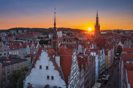 Téléchargez les photos : Belle architecture de la ville principale de Gdansk au coucher du soleil, Pologne - en image libre de droit