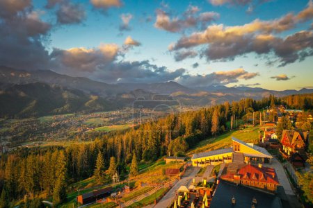 Téléchargez les photos : Paysage des montagnes Tatra au lever du soleil depuis le sommet du pic Gubalowka à Zakopane. Pologne. - en image libre de droit