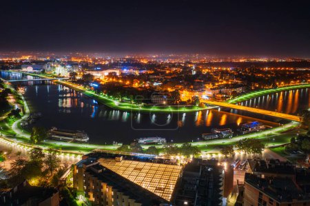 Téléchargez les photos : Vistule à Cracovie la nuit, Pologne - en image libre de droit