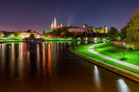 Téléchargez les photos : Château royal de Wawel la nuit, Cracovie. Pologne - en image libre de droit