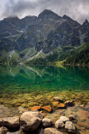 Téléchargez les photos : Beau lac Eye of the Sea dans les montagnes Tatra, Pologne - en image libre de droit
