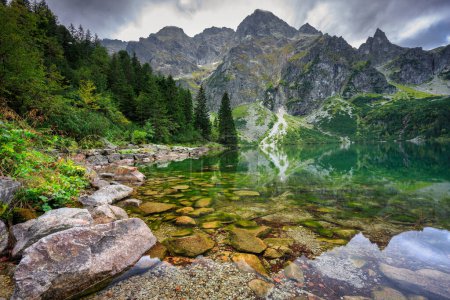 Téléchargez les photos : Beau lac Eye of the Sea dans les montagnes Tatra, Pologne - en image libre de droit
