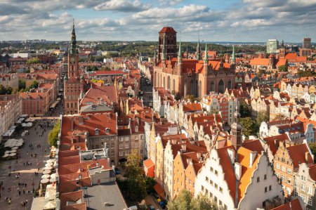Foto de Hermosa arquitectura de la ciudad principal de Gdansk en el día soleado, Polonia - Imagen libre de derechos