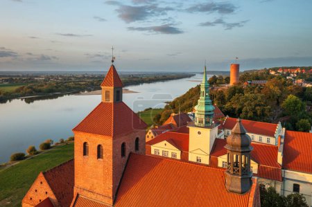 Téléchargez les photos : Beaux greniers de Grudziadz à Wisla River, Pologne - en image libre de droit