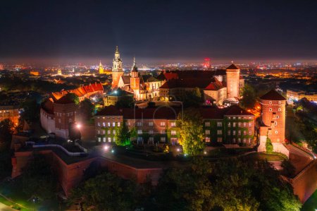 Téléchargez les photos : Château royal de Wawel la nuit, Cracovie. Pologne - en image libre de droit