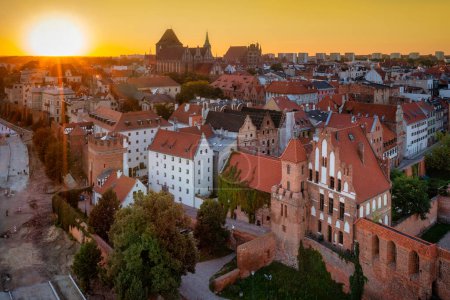 Téléchargez les photos : Architecture de la vieille ville de Torun au coucher du soleil, Pologne. - en image libre de droit