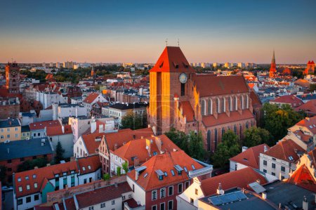 Téléchargez les photos : Architecture de la vieille ville de Torun au coucher du soleil, Pologne. - en image libre de droit