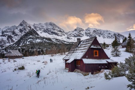 Foto de Invierno en Hala Gasienicowa en las montañas Tatra al atardecer, Polonia. - Imagen libre de derechos