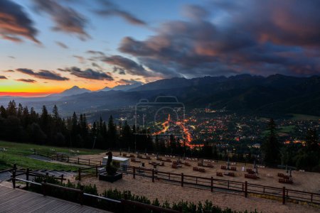Téléchargez les photos : Paysage des montagnes Tatra au lever du soleil depuis le sommet du pic Gubalowka à Zakopane. Pologne. - en image libre de droit