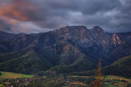 Téléchargez les photos : Le Chevalier endormi dans les premiers rayons du soleil levant, Giewont. Montagnes Tatra - en image libre de droit