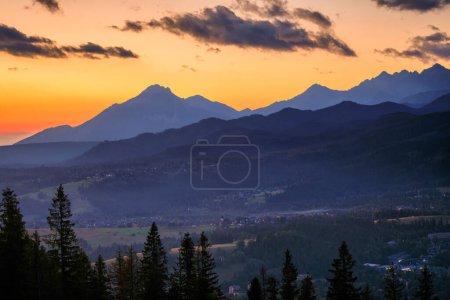 Foto de Paisaje de las montañas Tatra al amanecer desde la cima del pico Gubalowka en Zakopane. Polonia. - Imagen libre de derechos