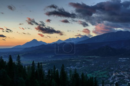 Foto de Paisaje de las montañas Tatra al amanecer desde la cima del pico Gubalowka en Zakopane. Polonia. - Imagen libre de derechos