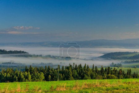 Foto de Hermoso paisaje de la nebulosa región de Podhale. Polonia - Imagen libre de derechos